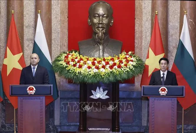 President Luong Cuong and his Bulgarian counterpart Rumen Radev co-chair a press conference following their talks in Hanoi on November 25. (Photo: VNA)