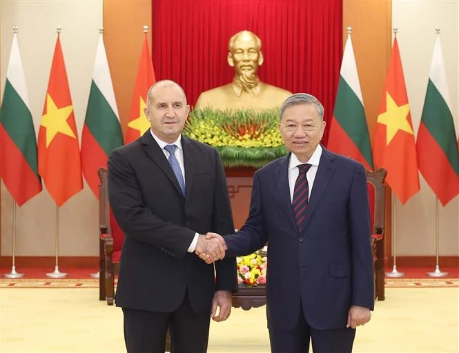 Party General Secretary To Lam receives visiting Bulgarian President Rumen Radev in Hanoi on November 25 afternoon. (Photo: VNA)