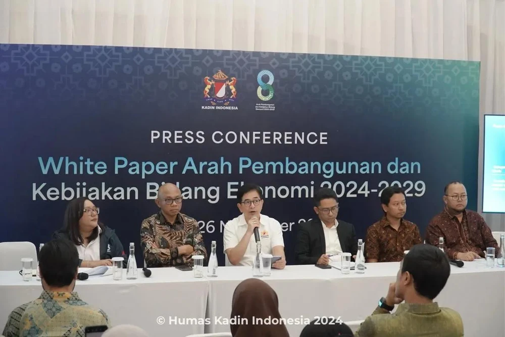 Chairperson of the Indonesian Chamber of Commerce and Industry (Kadin), Arsjad Rasjid, announcing the release of a white paper on Indonesia's economic direction for 2024–2029, in Jakarta on November 26. (Photo: ANTARA)