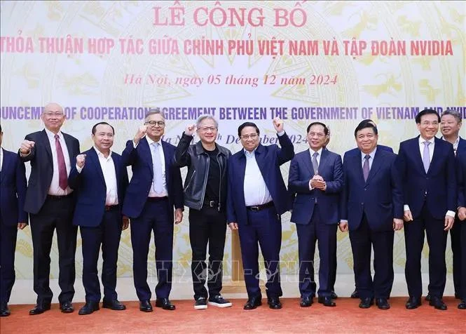 Prime Minister Pham Minh Chinh (fourth, from right), and President and CEO of NVIDIA Jensen Huang at the ceremony to announce the cooperation agreement between the Government of Vietnam and the US chip giant. (Photo: VNA)