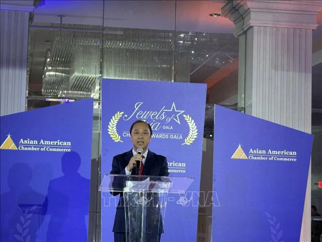 Vietnamese Ambassador to the US Nguyen Quoc Dung speaks at the gala. (Photo: VNA)