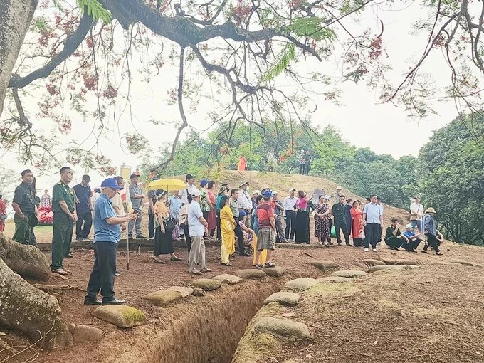 Tourists visit the A1 Hill in the special national relic site of Dien Bien Phu Battlefield (Photo: Saigon Giai Phong Newspaper)