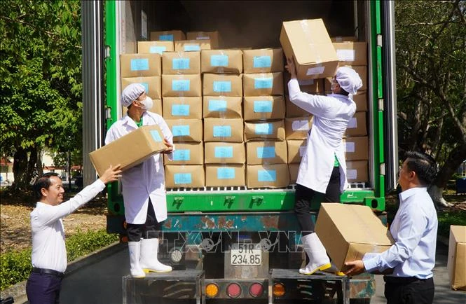 The first batch of 15 tonnes of frozen lotus roots worth nearly 39,360 USD produced by the Dai Viet Lotus Foods JSC is exported to Japan (Photo: VNA)