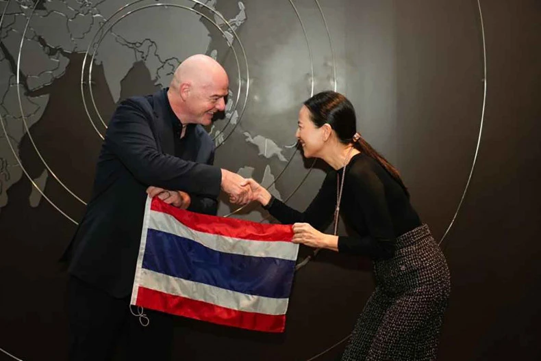 FIFA President Gianni Infantino shakes hands with President of the Football Association of Thailand (FA) Nualphan Lamsam (https://www.bangkokpost.com/)