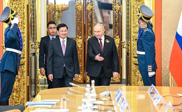 Lao President Thongloun Sisoulith (L) and his Russian counterpart Vladimir Putin (Photo: VNA)