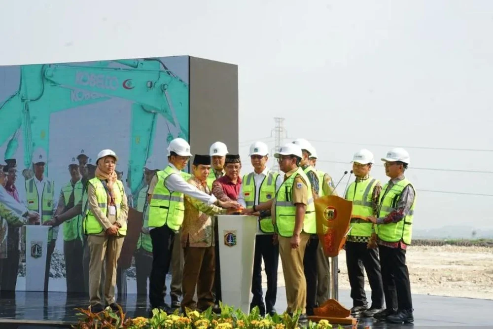 At the groundbreaking of the RDF plant in Rorotan, North Jakarta on May 13 (Photo: ANTARA)