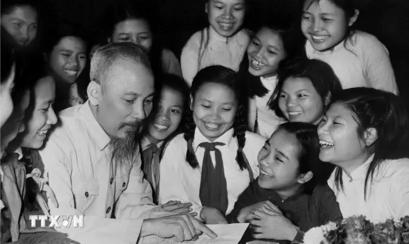 A delegation of students from Trung Vuong school, representing students with outstanding achievements in Hanoi, visit Uncle Ho on his birthday on May 19, 1958 at the Presidential Palace (Photo: VNA)