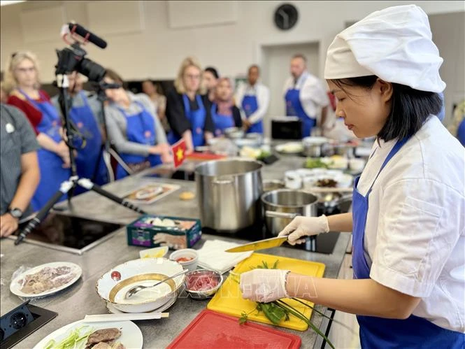 Vietnamese chefs show participants how to prepare, process, and enjoy Pho, and its meaning. (Photo: VNA)