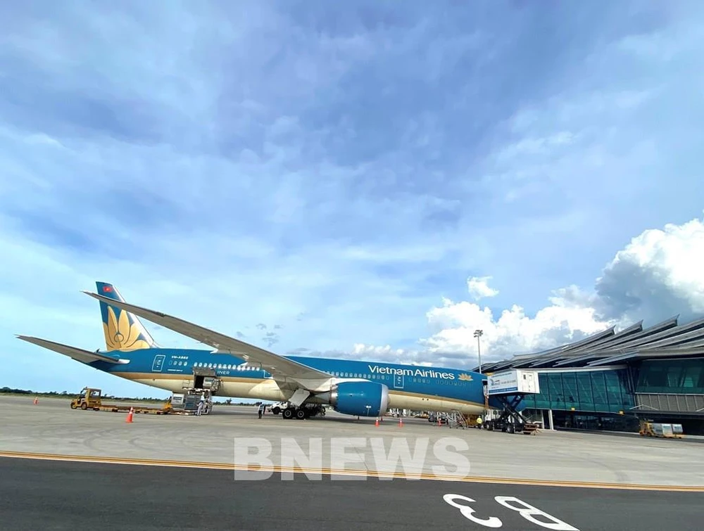 Vietnam Airlines operates super wide-body aircraft Boeing 787 to Hue (Photo: VNA)