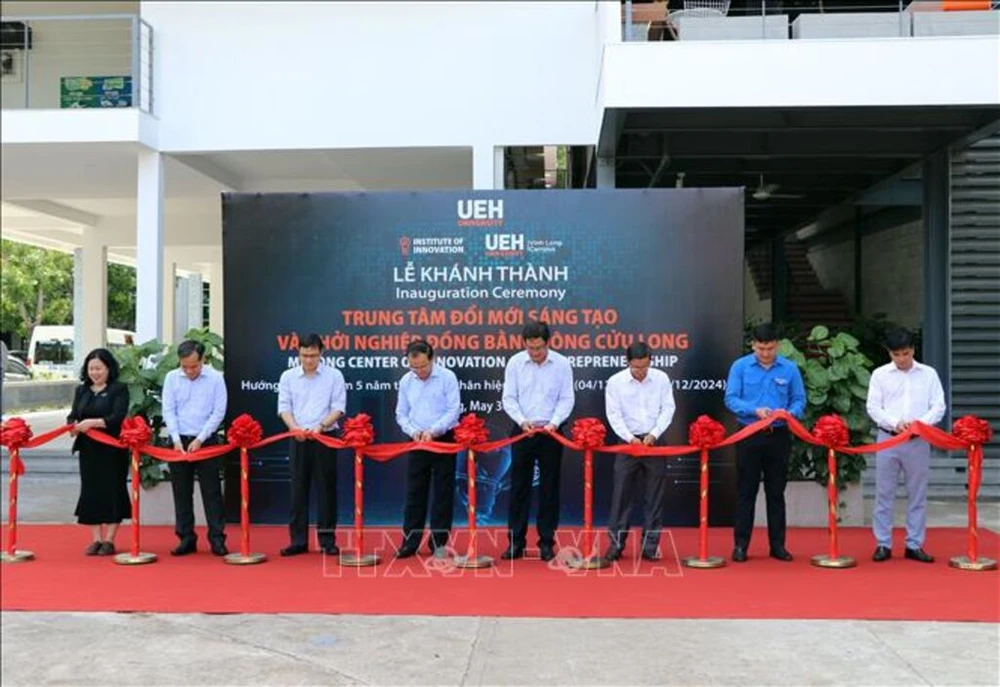 Delegates cut a ribbon to inaugurate the centre (Photo: VNA)