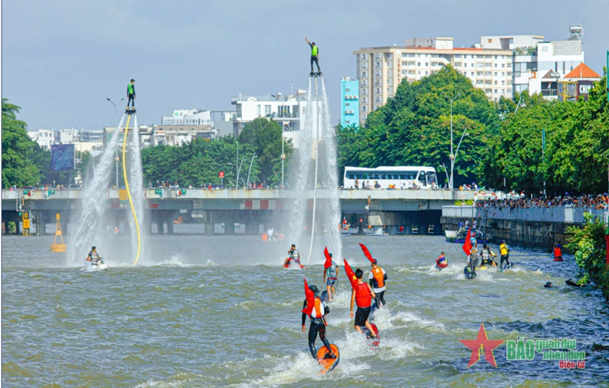 Water sports activities bring a bustling atmosphere to the festival (Photo: qdnd.vn)