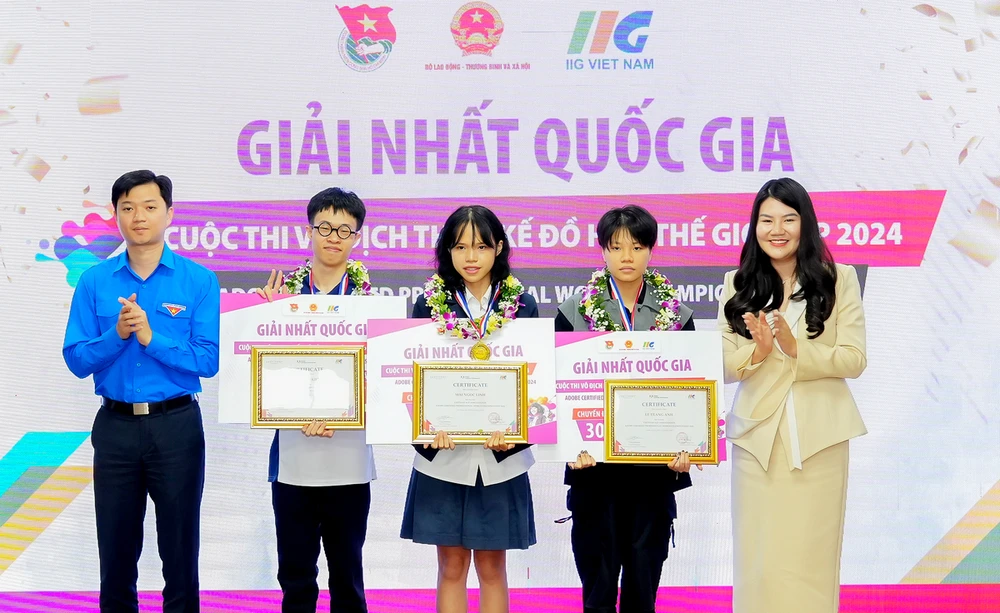 Winners of the 7th national Adobe Certified Professional (ACP) Championship 2024 are awarded at a ceremony in Hanoi on June 2. (Photo: VNA)