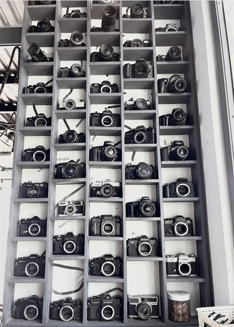 A local in Hau Giang province has an open space, consisting of 700 cameras, for those who are passionate about photography. (Photo: tuoitre.vn)