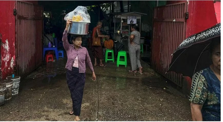 Nine people from a "squatter ward" in Yangon were hospitalised for severe diarrhoea. (Photo: AFP)