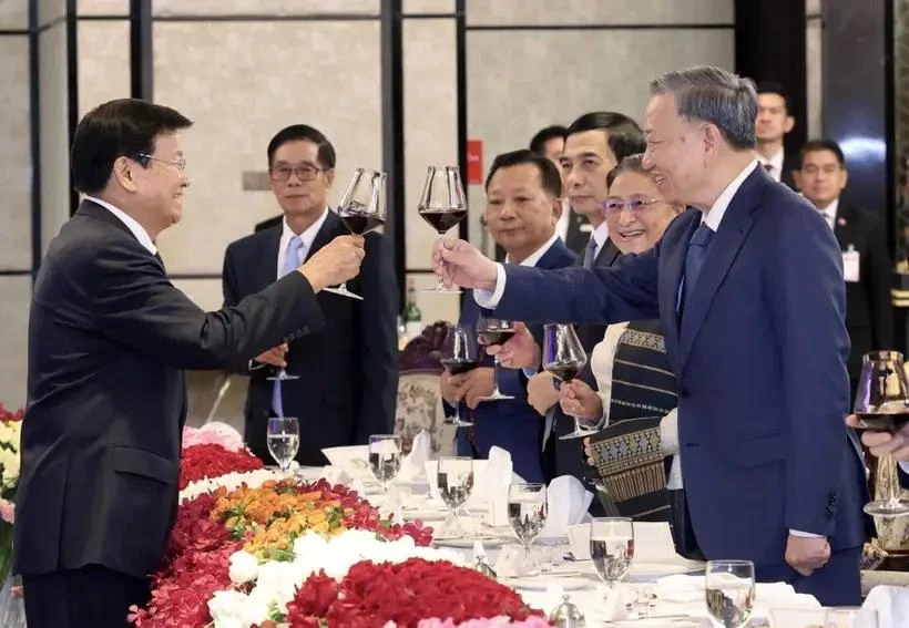 President To Lam (R) and General Secretary of the Lao People's Revolutionary Party and President of Laos Thongloun Sisoulith cheer at a banquet (Photo: VNA)