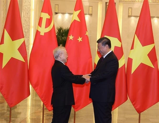 General Secretary of the Communist Party of Vietnam Central Committee Nguyen Phu Trong (L) meets his Chinese counterpart Xi Jinping in Beijing in October 2022 (Photo: VNA)