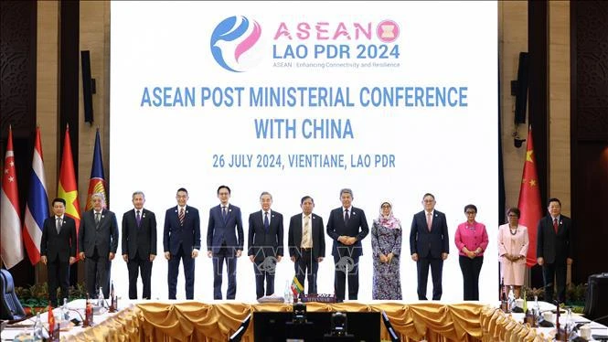 Delegates pose for a group photo at the ASEAN Post Ministerial Meeting with China. (Photo: VNA)