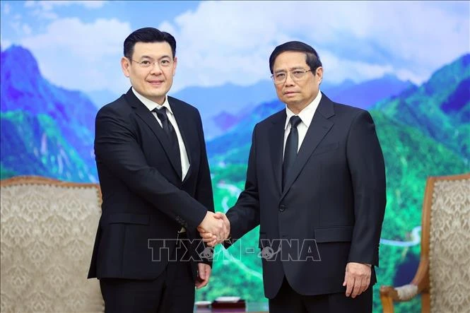 Prime Minister Pham Minh Chinh (R) receives Jakkapong Sangmanee, Minister Attached to the Thai Prime Minister's Office and the Thai PM’s Special Envoy. (Photo: VNA)