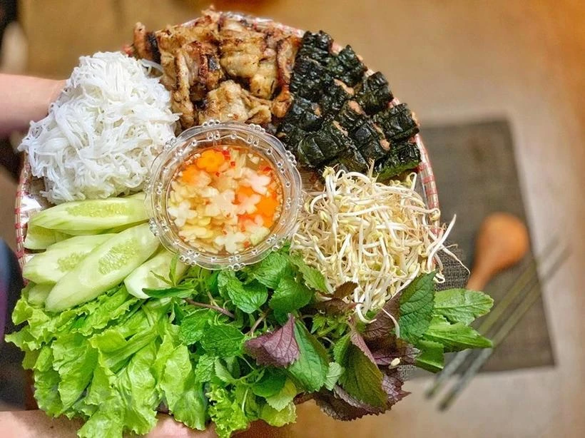 Many of Hanoi's delicious dishes gain international fame, such as "bun cha” (rice vermicelli with grilled pork and fresh herbs). (Photo: VNA)