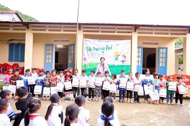 Miss World Vietnam 2019 Luong Thuy Linh presents gifts to pupils of the Ca Thanh Elementary School. (Photo: Luong Thuy Linh Facebook)