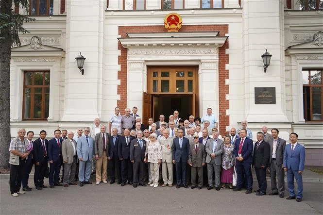 Russian experts pose for a group photo at the event. (Photo: VNA)