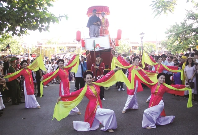 Artists reenact the wedding procession of Vietnamese Princess Ngoc Hoa and Japanese merchant Araki Sotaro. (Photo: VNA)