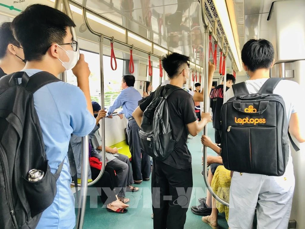 The Nhon-Hanoi Station metro line attracts young passengers (Photo: VNA)