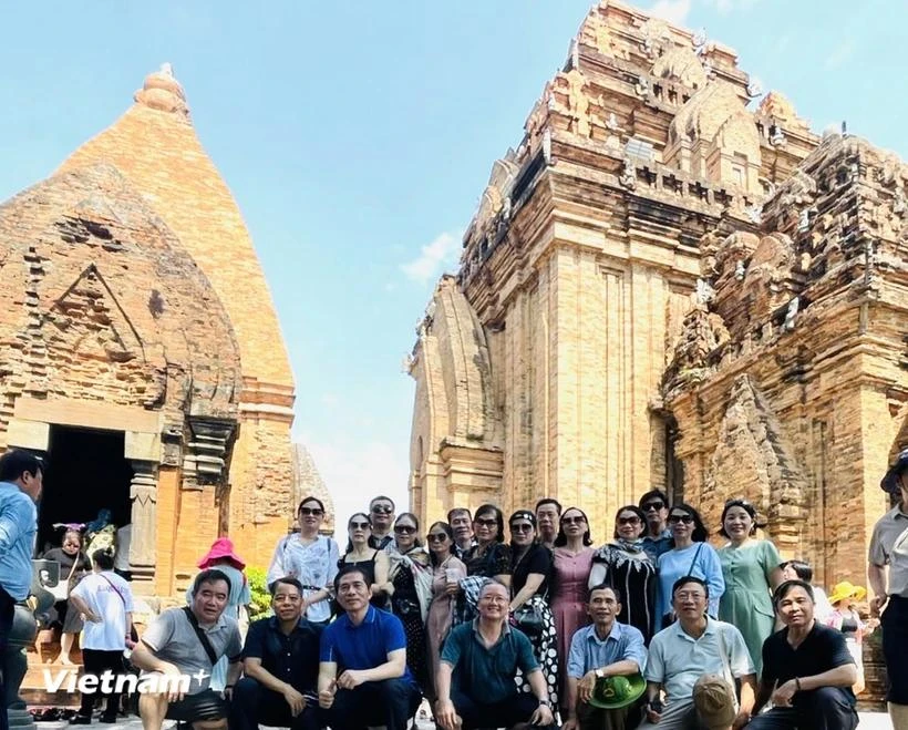 Visitors at the Ponagar Cham Tower (Photo: VNA)