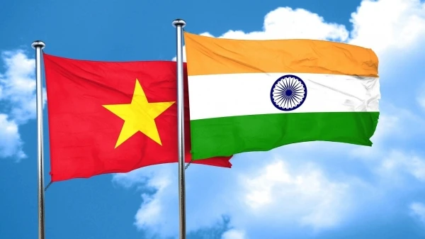 The flags of Vietnam and India. (Photo: baoquocte.vn)