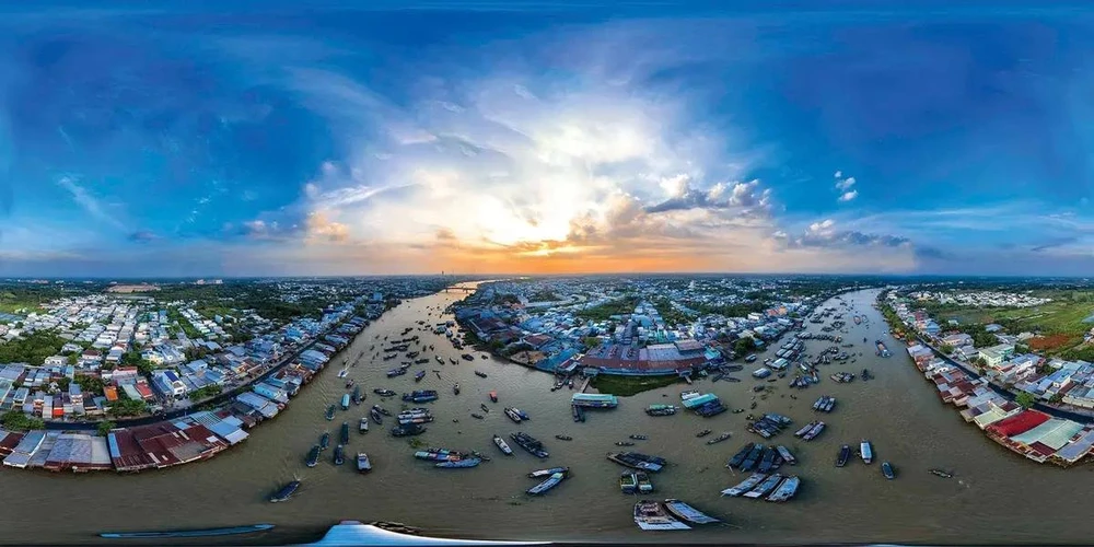 Cai Rang floating market in the Mekong Delta city of Can Tho is located on a branch of the Hau River (Photo: onetouchmedia.vn)