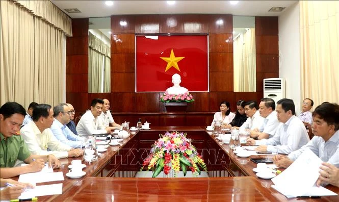 Representatives of the Can Tho municipal People's Committee and SUEZ Group of France at the meeting on August 20 (Photo: VNA)