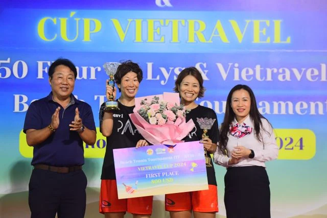 Homma Eri and Otsuka Erina of Japan pose for photos after winning the women's doubles title of the ITF - BT50-2 Vietravel Cup 2024. (Photo: VTP)