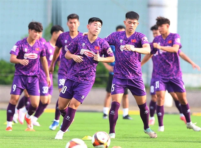 Players seen in training in Hanoi in preparation for the CFA Team China international friendly tournament on September 4-10. ()Photo of VFF)