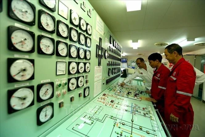 Russian and Vietnamese experts at the oil receiving and exporting control room on the Vietsovpetro – 01 vessel. (Photo: VNA)