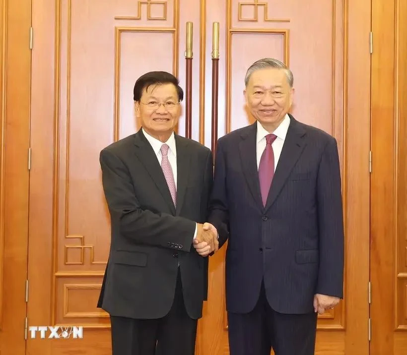 General Secretary of the Communist Party of Vietnam (CPV) Central Committee and State President To Lam (R) shakes hands with General Secretary of the Lao People’s Revolutionary Party (LPRP) Central Committee and President of Laos Thongloun Sisoulith (Photo: VNA)