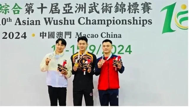 Nong Van Huu (left) poses with other medallists of the men's nanquan event at the Asian Wushu Championships on September 12 in Macau, China. (Photo of organisers)