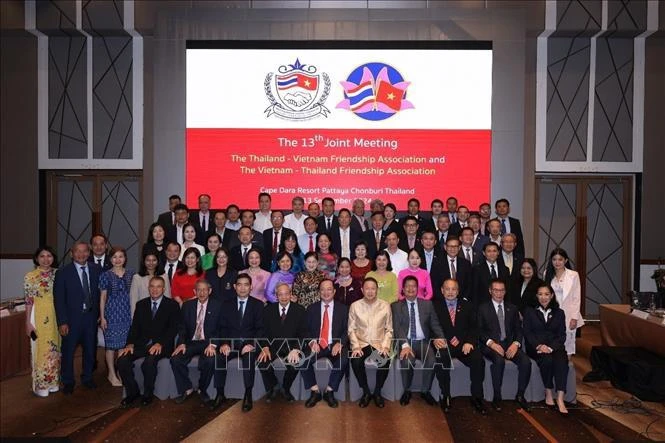 Participants pose for a group photo at the meeting (Photo: VNA)