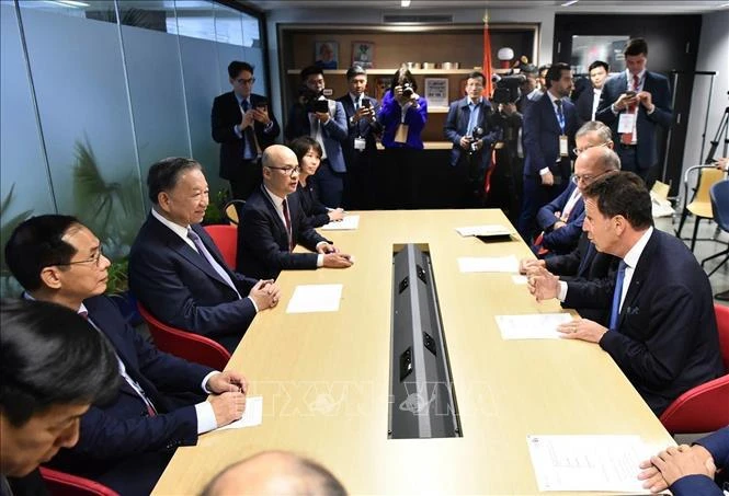 Party General Secretary and State President To Lam receives Geoffroy Roux De Bezieux, Honorary President of the MEDEF. (Photo: VNA)