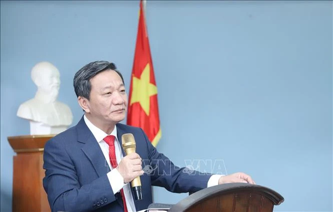 Vietnamese Ambassador to Laos Nguyen Minh Tam speaks at a meeting with representatives of the Nguyen Du Lao-Vietnamese bilingual language school in Vientiane on October 4. (Photo: VNA)