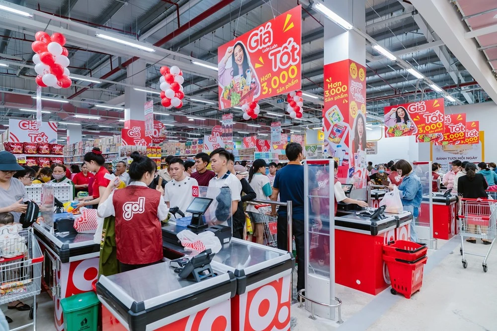 Consumers are shopping at An Nhon go supermarket. (Photo: VNA)