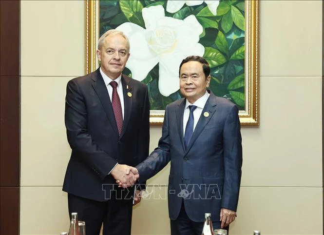 National Assembly Chairman Tran Thanh Man (R) shakes hands with Chairman of the House of Representatives of the National Assembly of Belarus Igor Sergeyenko. (Photo: VNA)