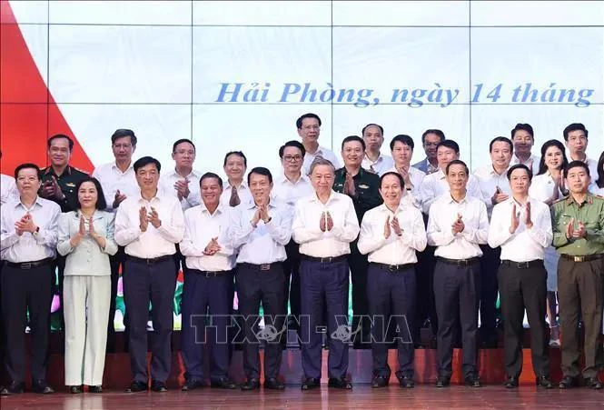 Party General Secretary To Lam and delegates pose for a group photo. (Photo: VNA)