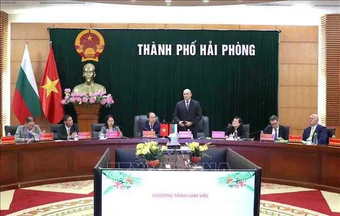 Bulgarian President Rumen Radev (standing) speaks at the working session with Secretary of the Hai Phong Party Committee Le Tien Chau on November 26. (Photo: VNA)