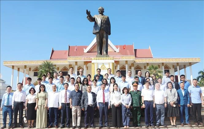 Delagates pose for a group photo at the Kaysone Phomvihane Museum in Vientiane on December 12, 2024. (Photo: VNA)