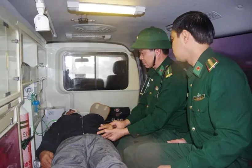 Binh Dinh's Border Guard medical workers conduct an initial health check-up for the foreign sailor. (Photo: Binh Dinh Newspaper)