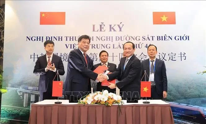 Vietnam and China ink a protocol on railway transport cooperation at the 44th Vietnam-China border railway conference held in Hanoi on December 12, 2024. (Photo: VNA)