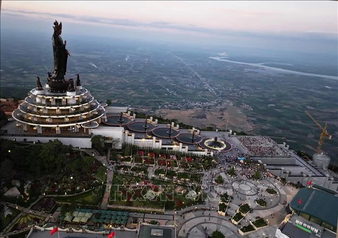 The 72-metre tall statue of the Bodhisattva made from over 170 tonnes of bronze, a record for the tallest bronze Bodhisattva statue in Asia situated on Ba Den mountain peak. (Photo: VNA)