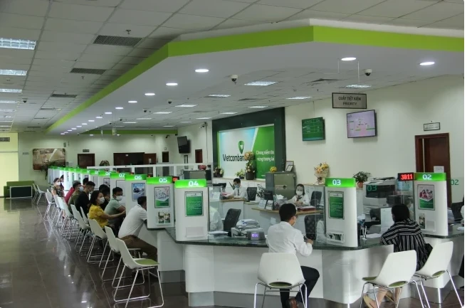 Customers make transactions at a Vietcombank’s office in Hanoi (Photo: VNA)