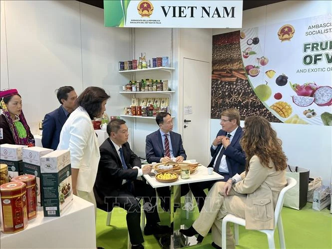 Vietnamese Ambassador to Italy Duong Hai Hung (third from the right) and Vice Chairman of Lang Son province People's Committee Doan Thanh Son (fourth from the right) meet with Chairman of Macfrut Renzo Piraccini (second from the right) (Photo: VNA)