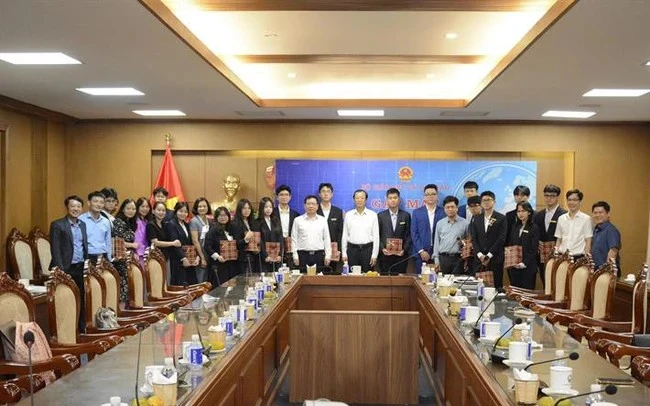 Deputy Minister of Education and Training Pham Ngoc Thuong and students who will take part in Regeneron International Science and Engineering Fair (ISEF) 2024 poses for a group photo. (Photo: vtn.vn)